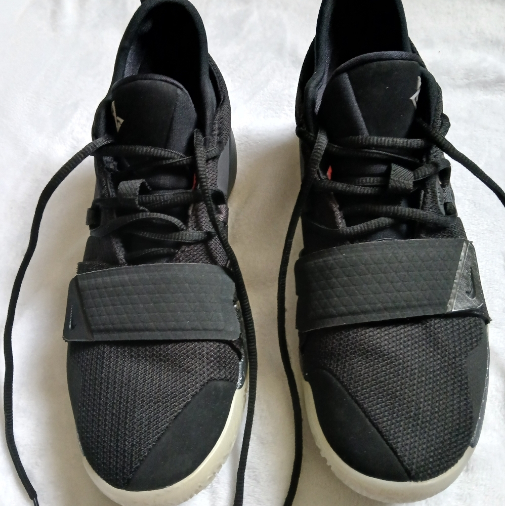 Mens Nike Kyrie basketball shoes SZ 9